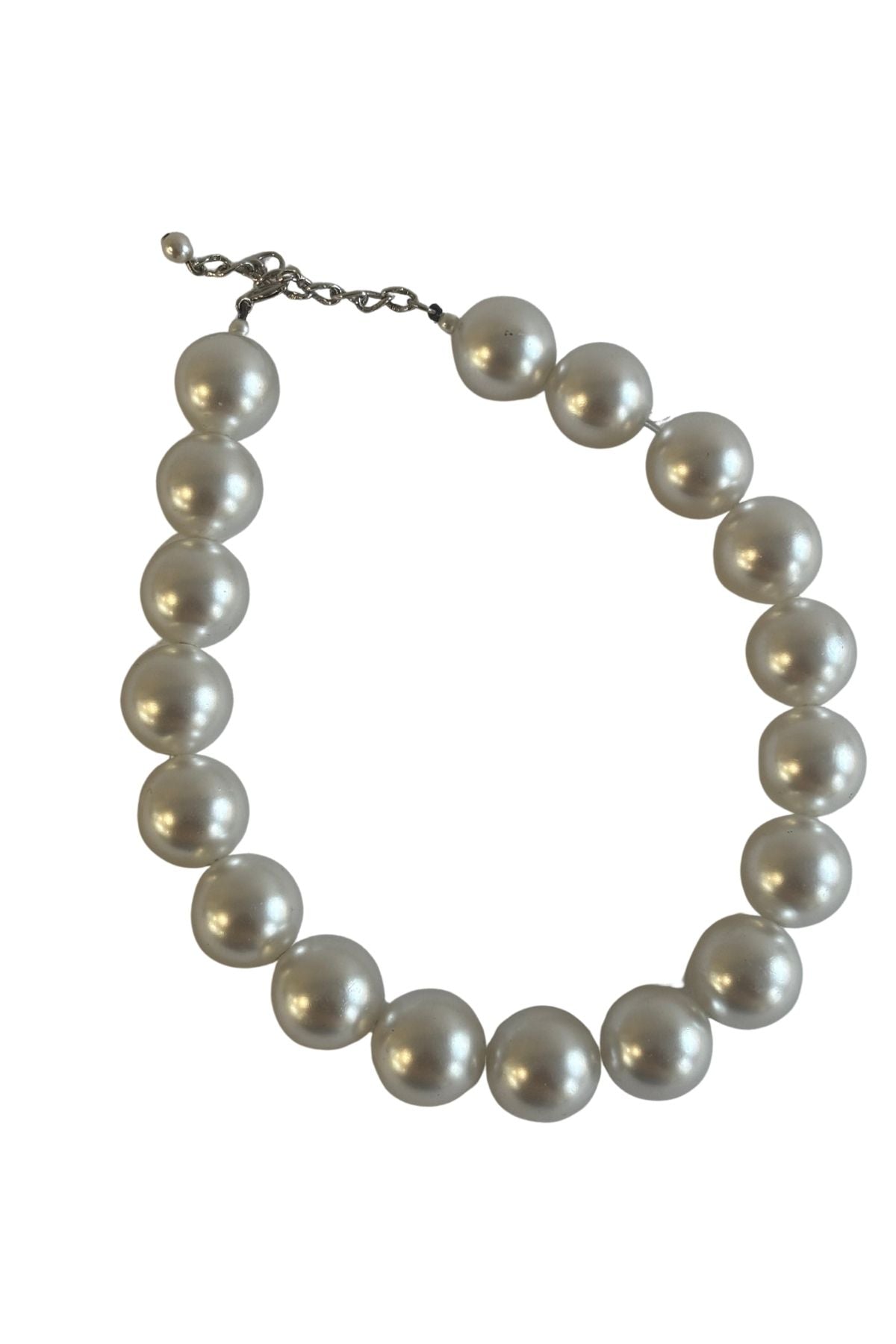 Retro giant faux pearl necklace