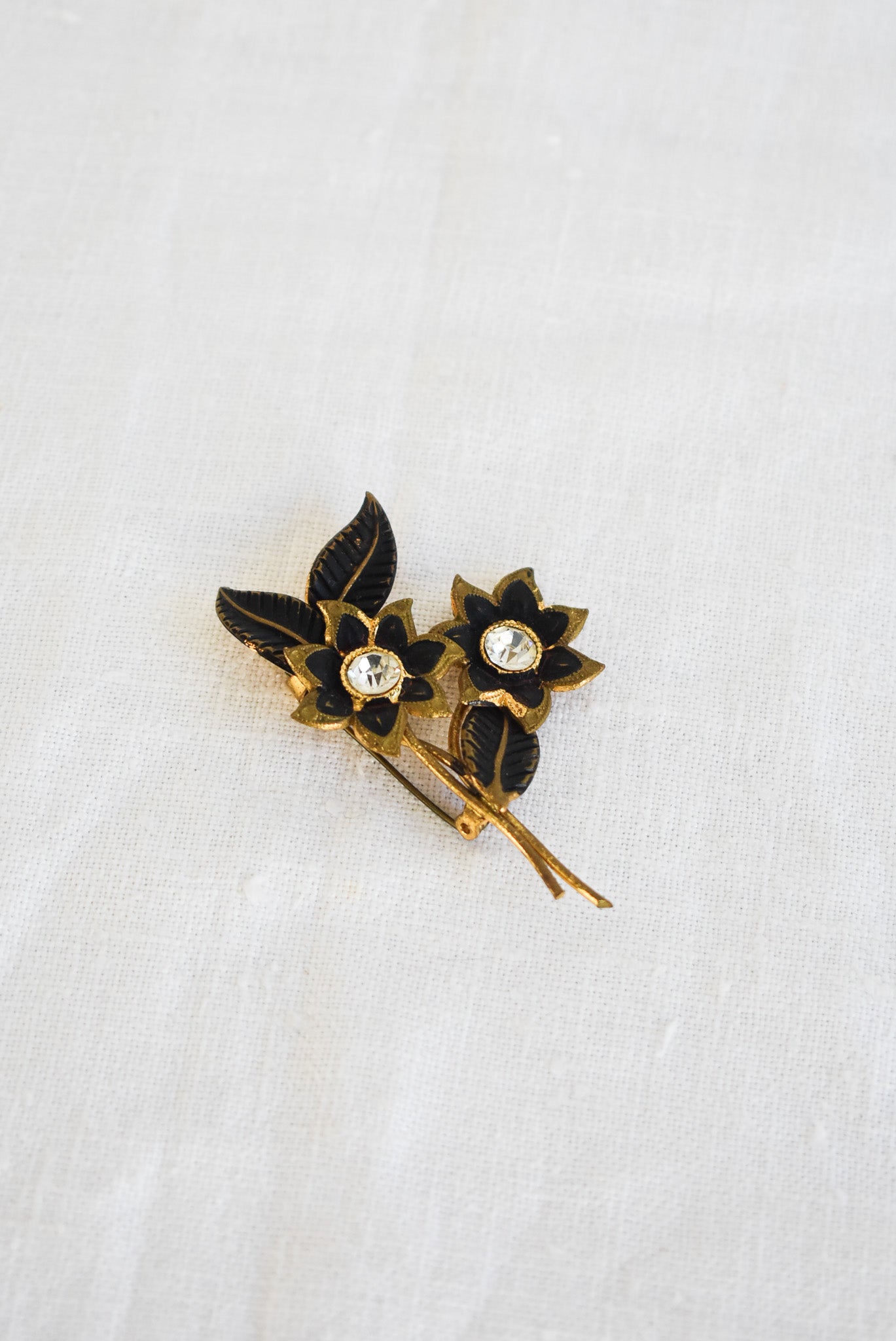 Bunch of flowers golden brooch