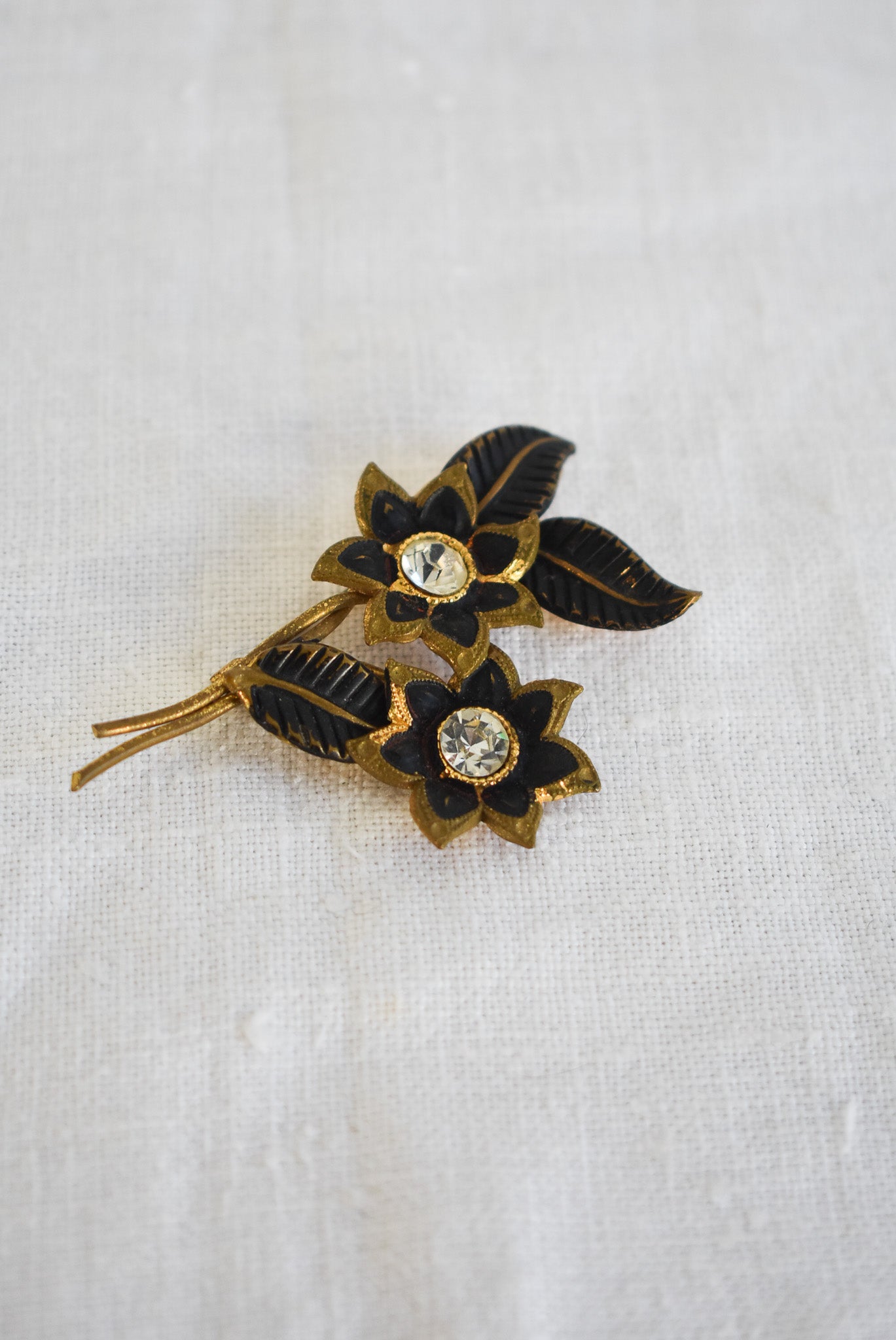 Bunch of flowers golden brooch